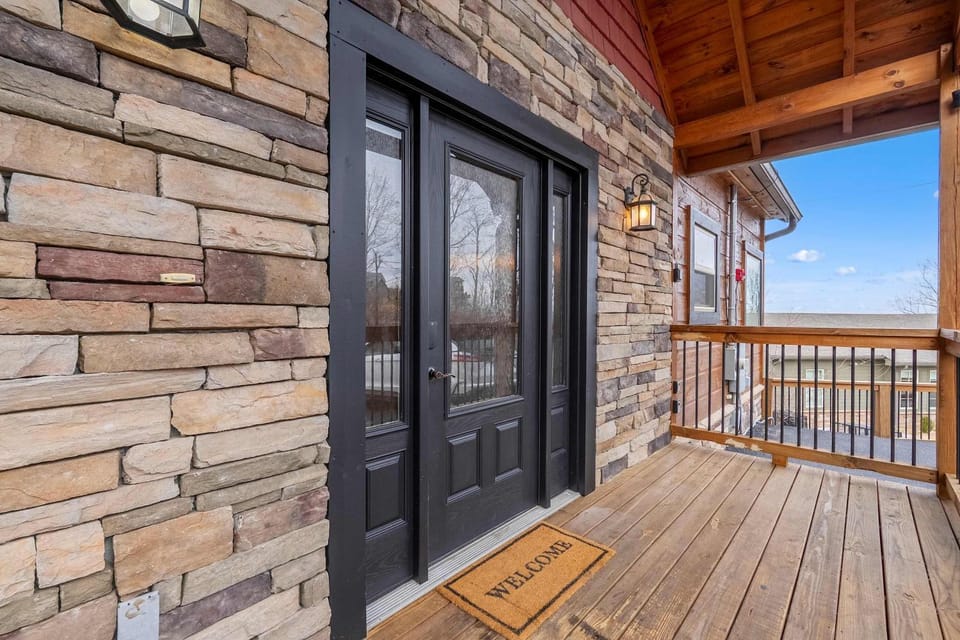 6 bedroom 10 Bed Chalet with Theatre Gameroom Community Pool and Tennis Courts House in Gatlinburg