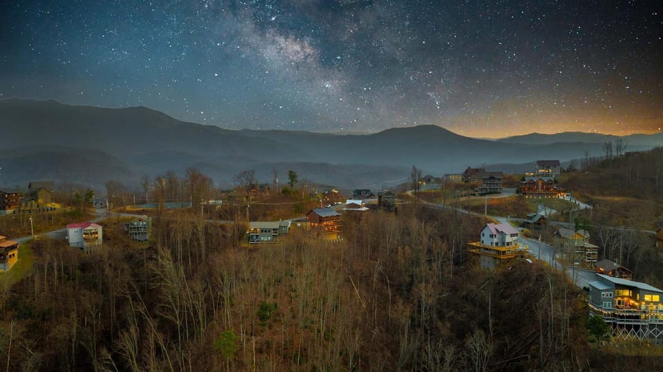 6 bedroom 10 Bed Chalet with Theatre Gameroom Community Pool and Tennis Courts House in Gatlinburg