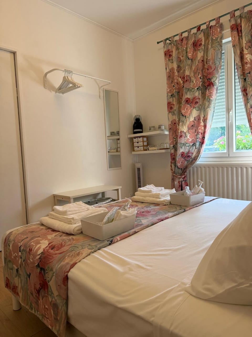 Bed, Photo of the whole room, Dining area, Bedroom