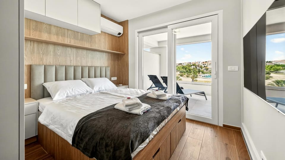Bed, Photo of the whole room, Bedroom, towels