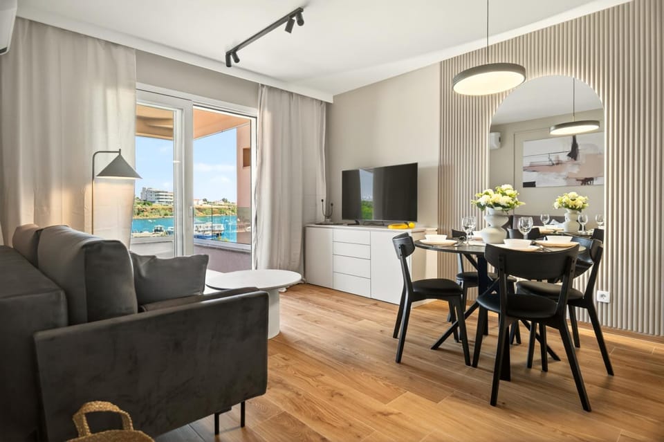 Communal lounge/ TV room, TV and multimedia, Kitchen or kitchenette, Living room, Seating area, Dining area, Evening entertainment
