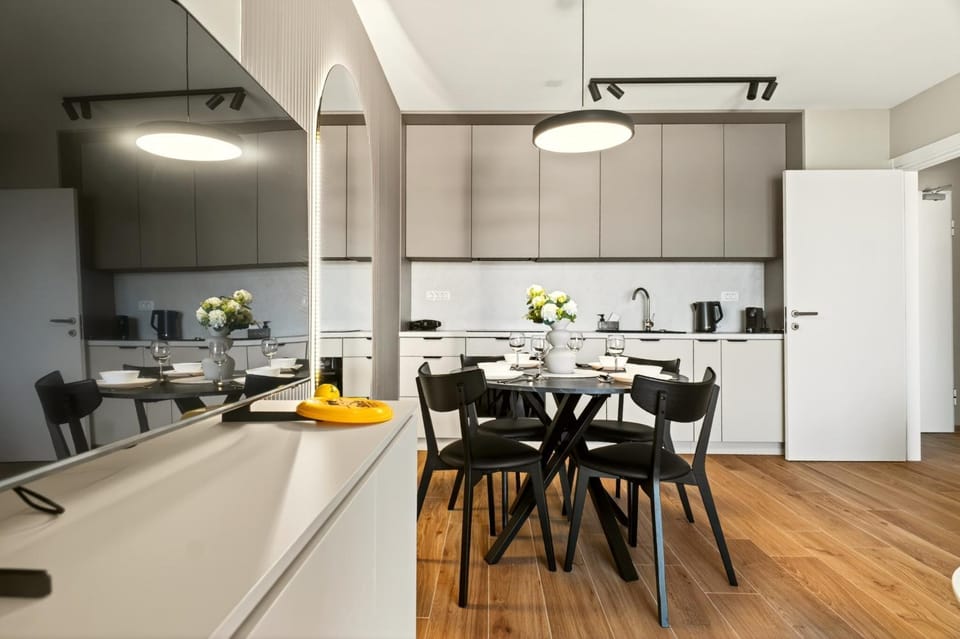 Kitchen or kitchenette, Living room, Seating area, Dining area