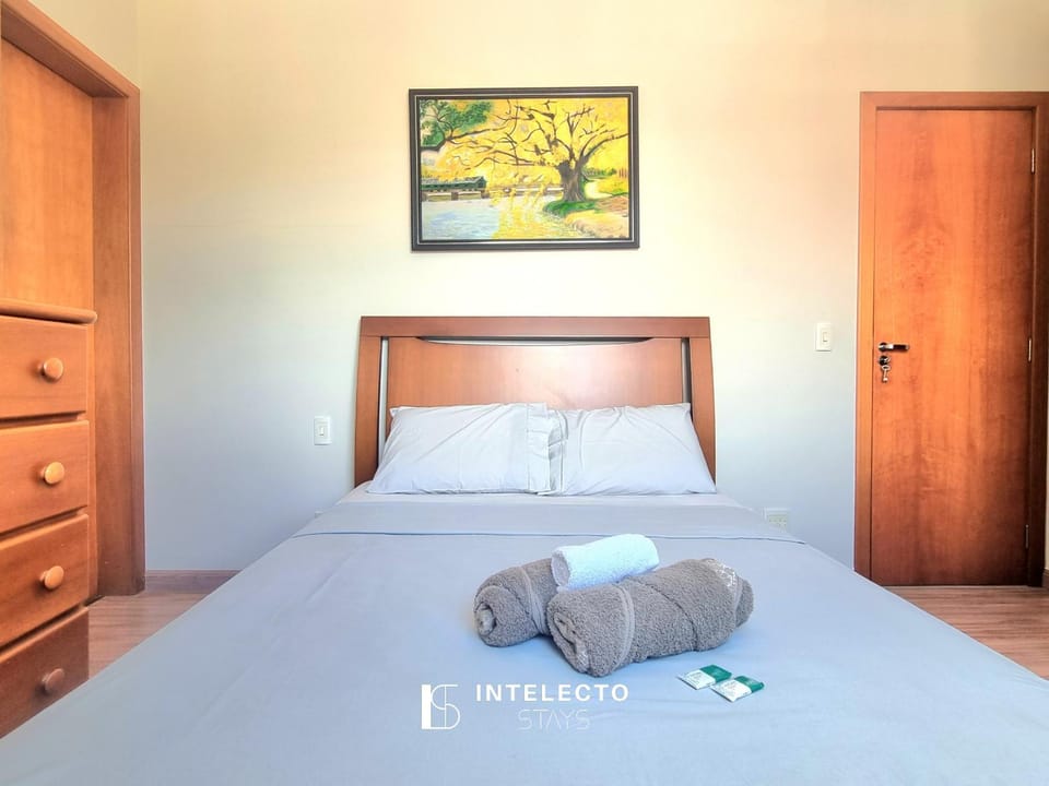 Bed, Photo of the whole room, Bedroom, towels