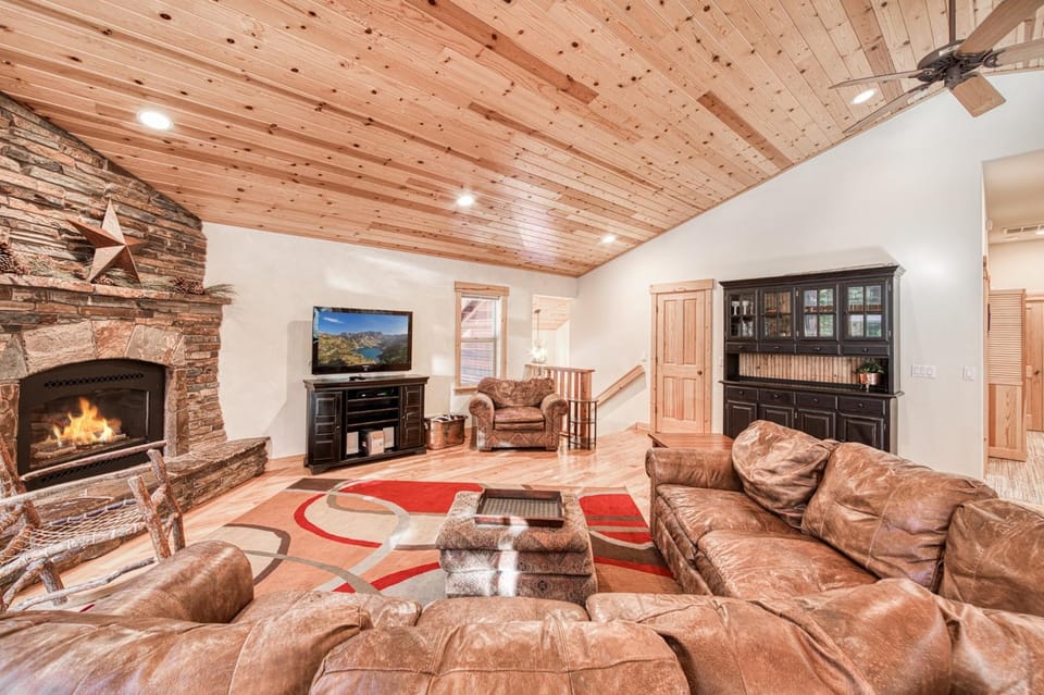 Kindred Pines at Tahoe Donner by Tahoe Getaways - 3BR with Pool Table & HOA House in Truckee