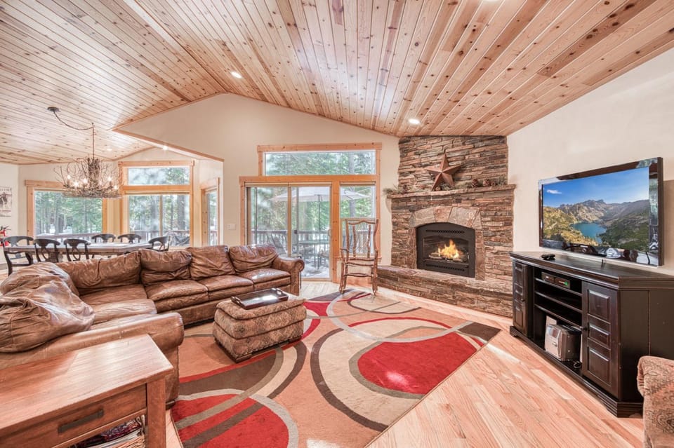Kindred Pines at Tahoe Donner by Tahoe Getaways - 3BR with Pool Table & HOA House in Truckee