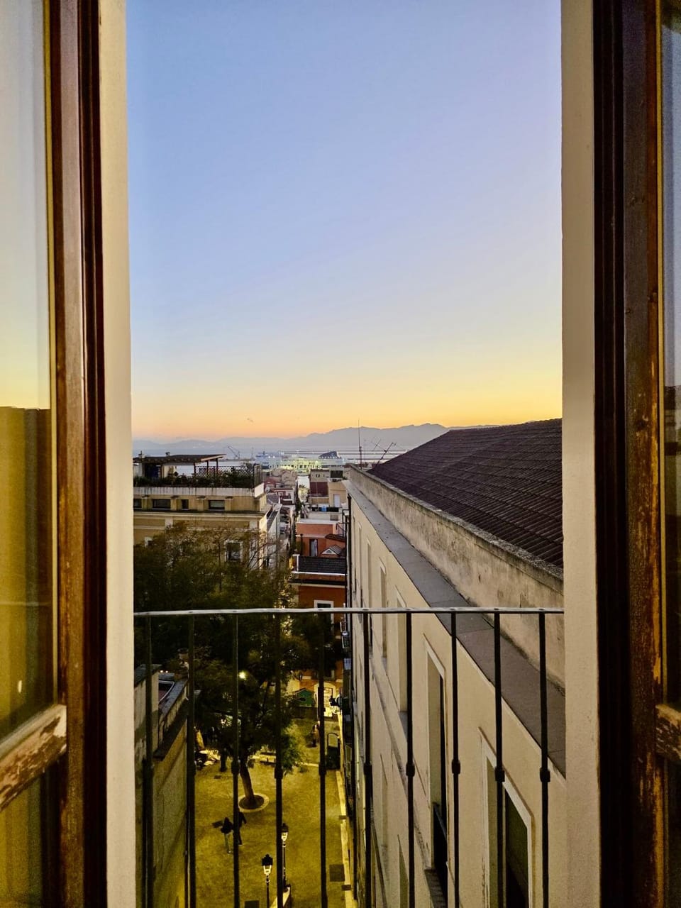 Balcony/Terrace, City view, Landmark view, Mountain view, Sea view, Quiet street view