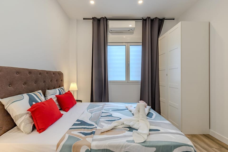 Bed, Living room, Photo of the whole room, Seating area, Bedroom, towels, wardrobe, air conditioner