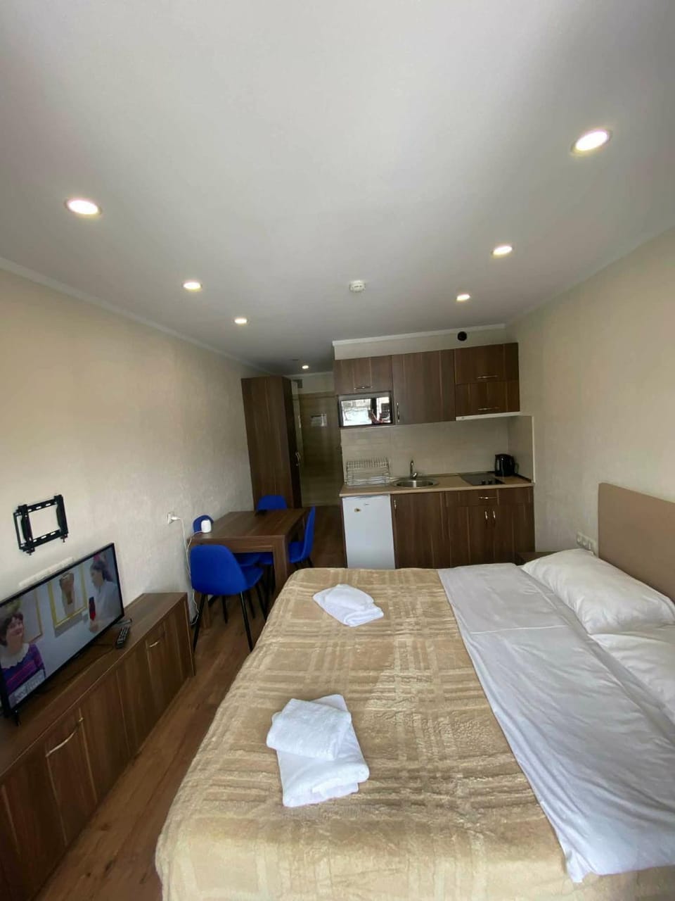 Bed, TV and multimedia, Kitchen or kitchenette, Photo of the whole room, Bedroom, towels