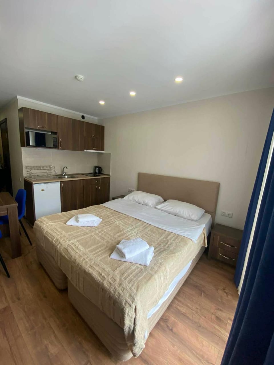 Bed, Kitchen or kitchenette, Photo of the whole room, Bedroom, oven, towels