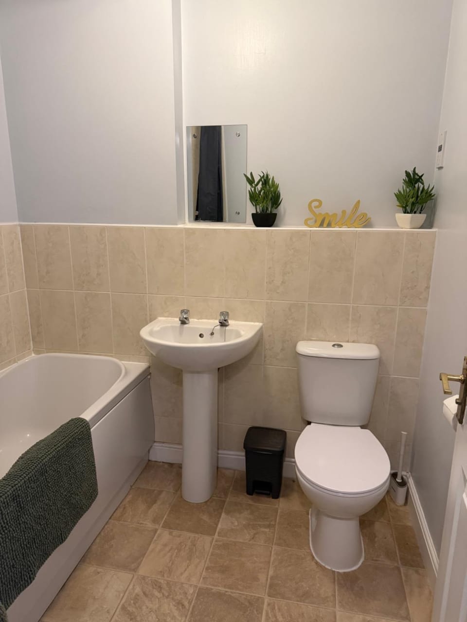 3 Bed Near Hospital Perfect for Families & Workers Apartment in England