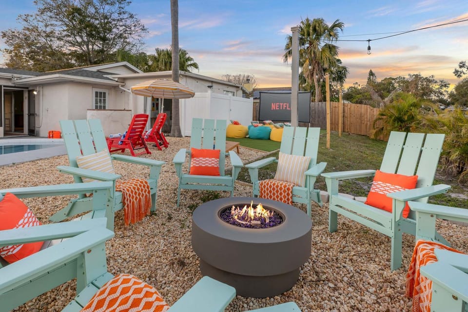 Backyard Oasis - Outdoor Theatre - Pool - Hot Tub House in Florida