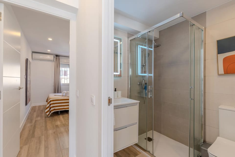 Shower, Toilet, Bed, Bathroom, Bedroom, towels