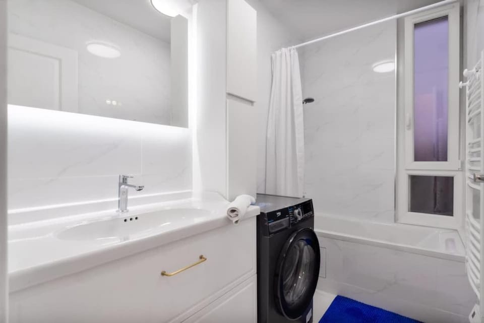 Cozy & Comfortable 2BR Apartment for 6 Guests in Pantin near Metro Apartment in Pantin