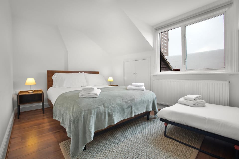 Bed, Photo of the whole room, Bedroom, towels