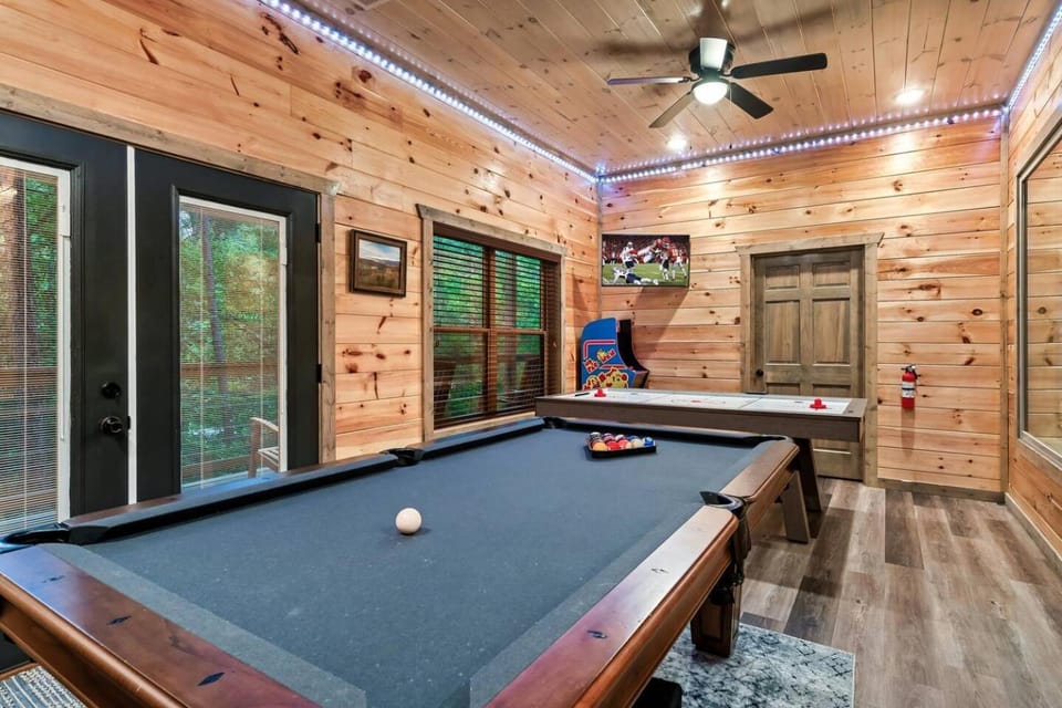Billiard, Game Room