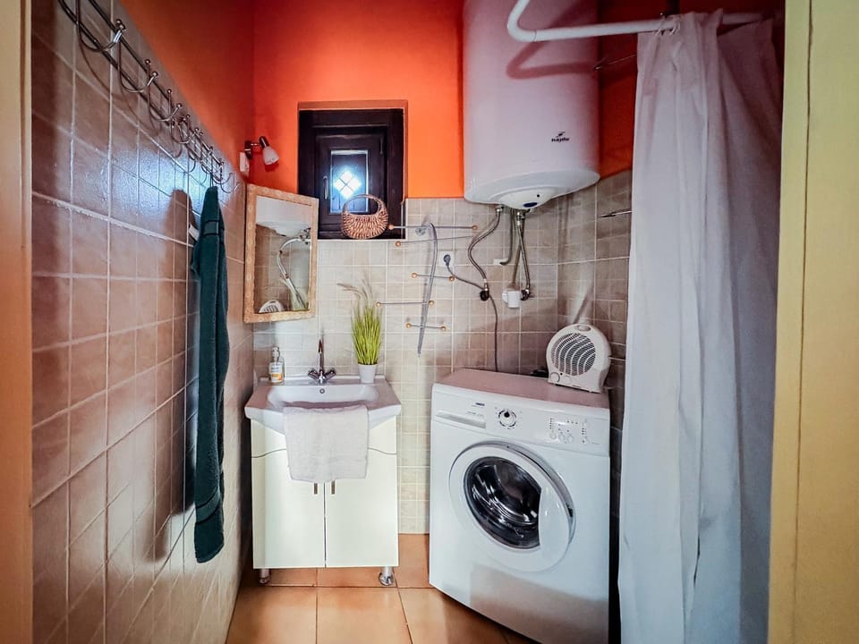 Bathroom, washing machine
