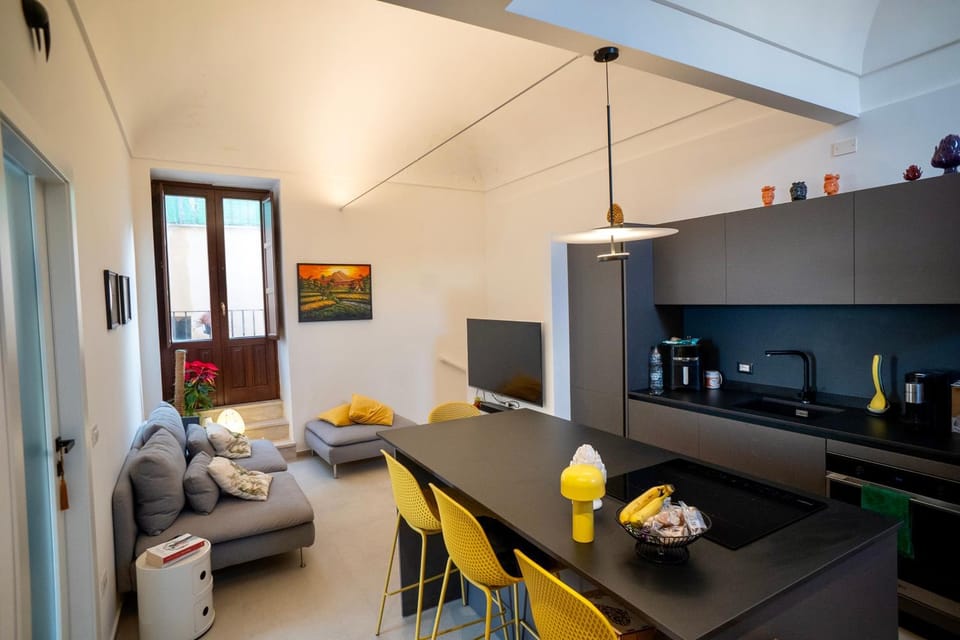 TV and multimedia, Kitchen or kitchenette, Living room, Seating area, Dining area