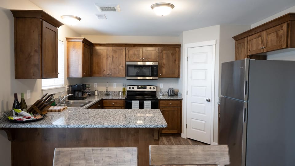 Coffee/tea facilities, microwave, oven, toaster, kitchen