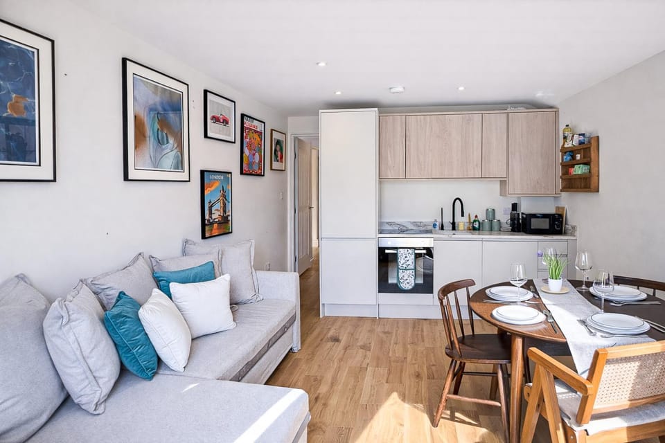 Coffee/tea facilities, Living room, Decorative detail, Seating area, Dining area, flat iron, heating, microwave, oven, storage, stove, toaster, washing machine, dryer, kitchen