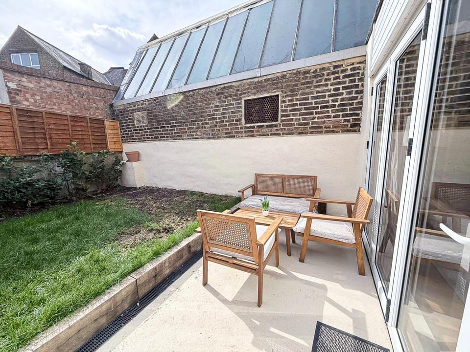 Property building, Garden, View (from property/room), Seating area, Dining area