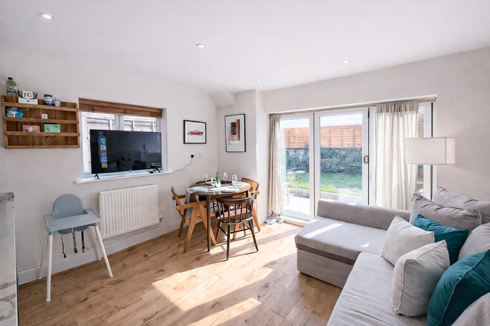 Property building, Garden, TV and multimedia, View (from property/room), Living room, Decorative detail, Seating area, Dining area, heating, internet