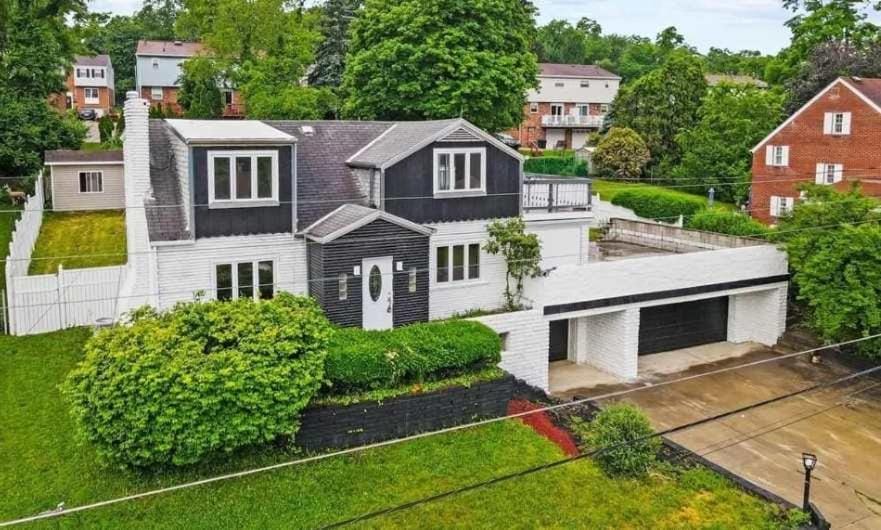 Luxury Retreat-King Bed-Finished Basement-Backyard House in Pittsburgh