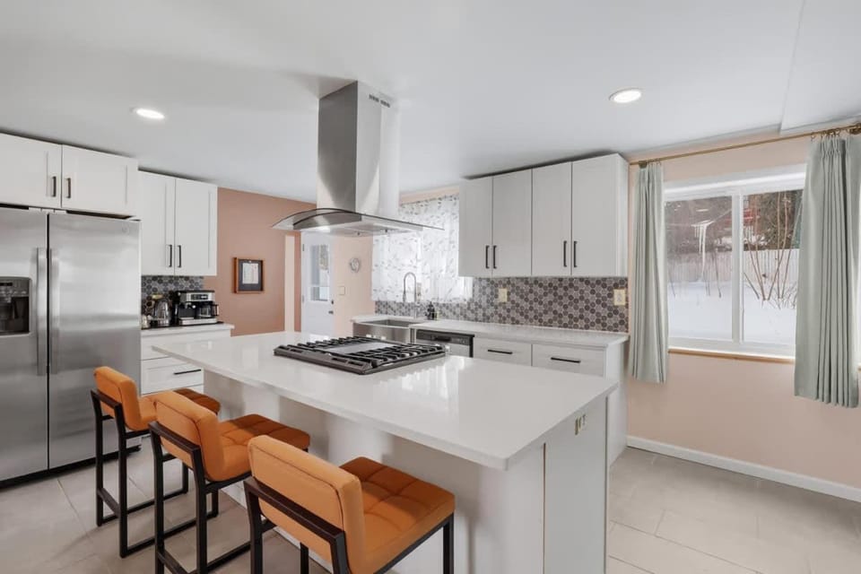 Luxury Retreat-King Bed-Finished Basement-Backyard House in Pittsburgh