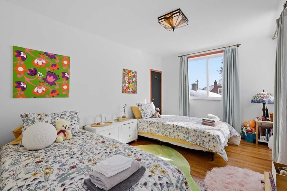 Luxury Retreat-King Bed-Finished Basement-Backyard House in Pittsburgh