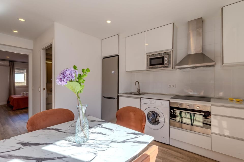 Kitchen or kitchenette, Dining area, oven, pet friendly, stove, toaster, washing machine