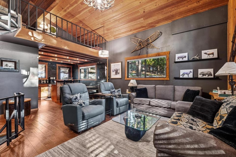 Day, Living room, Seating area, furniture