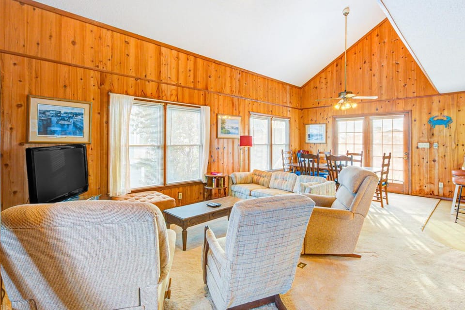 HB197 The Owen-ly Place to Be House in Holden Beach