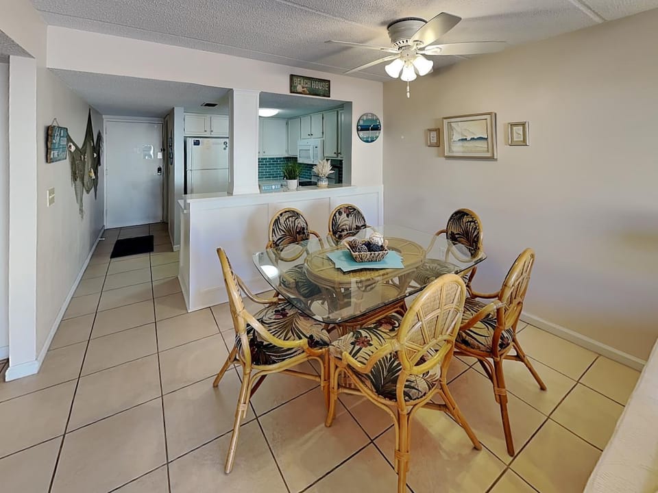 Kitchen or kitchenette, Dining area, furniture