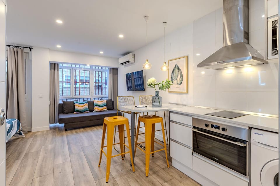 TV and multimedia, Kitchen or kitchenette, Living room, Seating area, Dining area, oven, pet friendly, stove