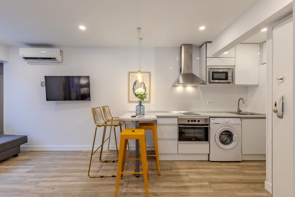 Kitchen or kitchenette, Dining area, oven, pet friendly, stove, washing machine, air conditioner