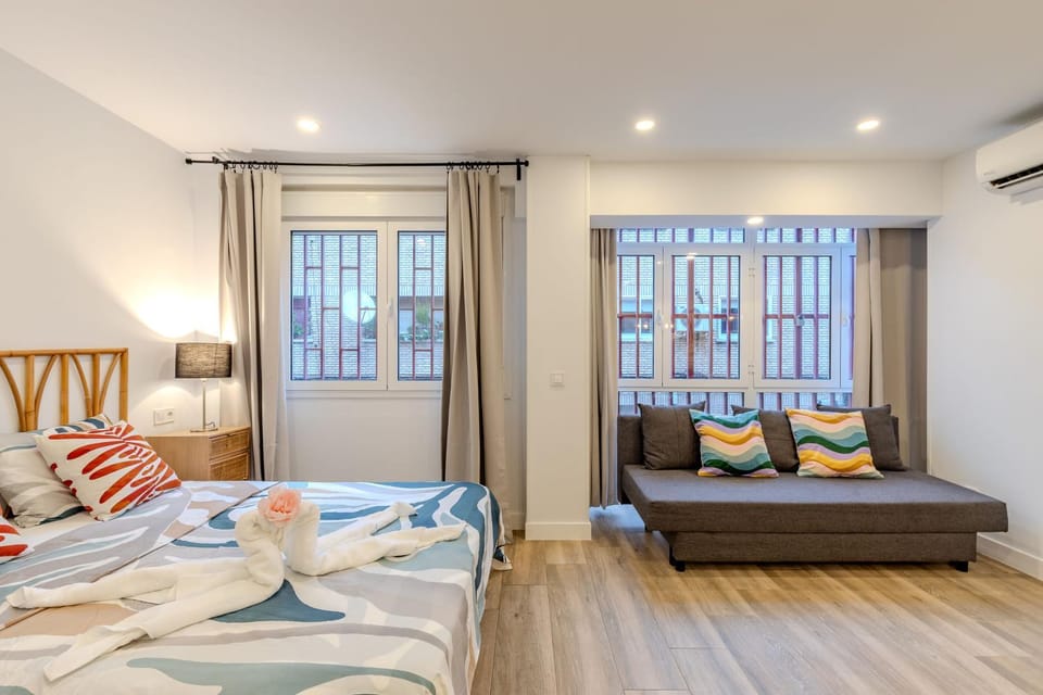 Bed, Living room, Photo of the whole room, Seating area, Bedroom, air conditioner