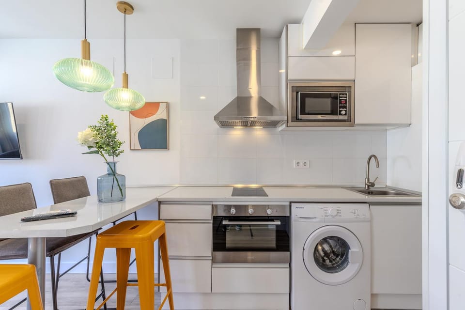 Kitchen or kitchenette, Living room, Seating area, Dining area, oven, pet friendly, stove, washing machine
