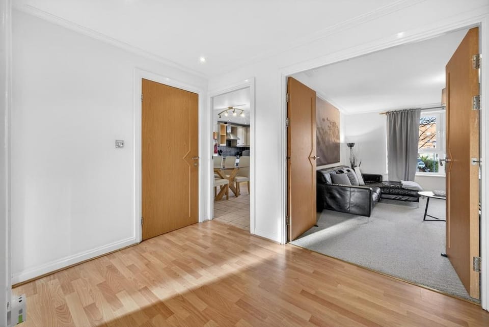 The Wharf Cardiff Bay - 3BR Apartment with Private Parking Sleep up to 6 - Fast Wifi Apartment in Cardiff