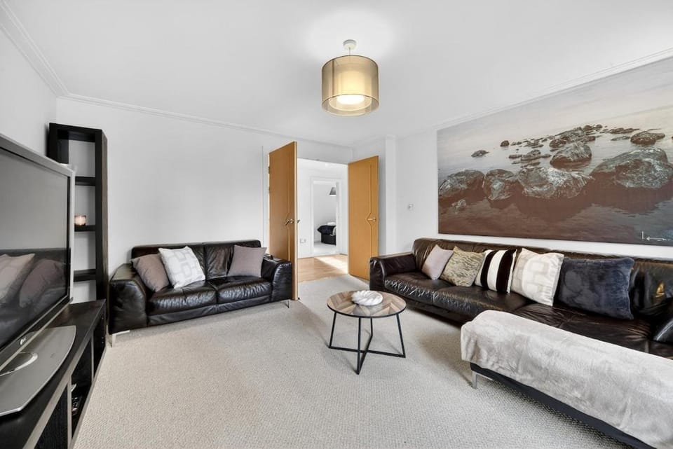 The Wharf Cardiff Bay - 3BR Apartment with Private Parking Sleep up to 6 - Fast Wifi Apartment in Cardiff