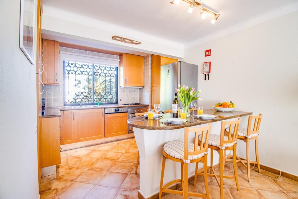Kitchen or kitchenette, Food and drinks, Dining area, Food, oven, stove