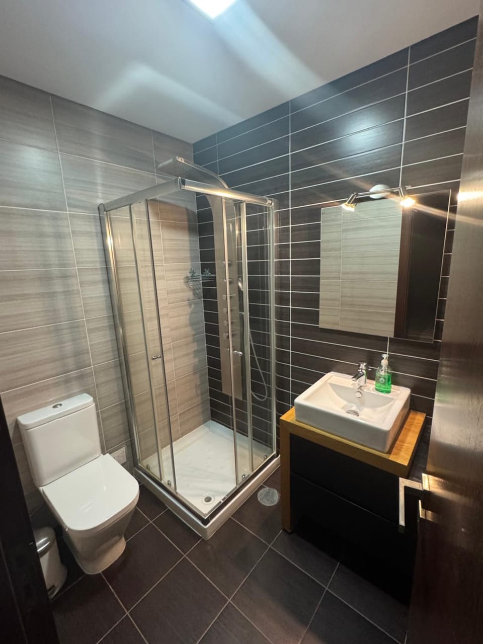 Shower, Toilet, Bathroom, towels