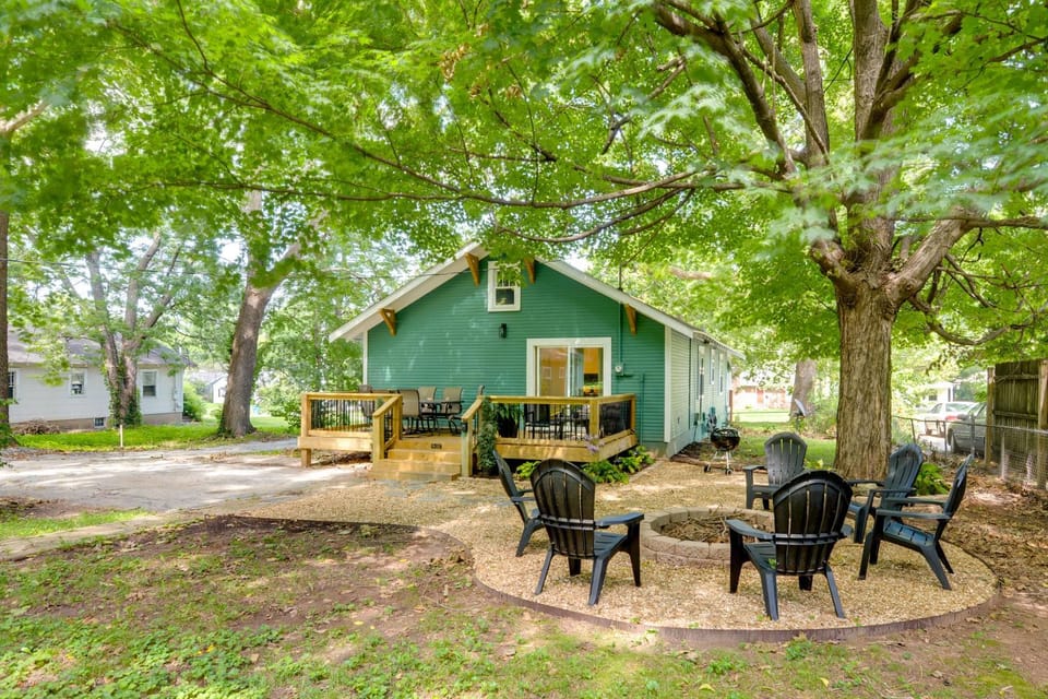 < 1 Mi to MSU! Updated Springfield House w/ Deck House in Springfield