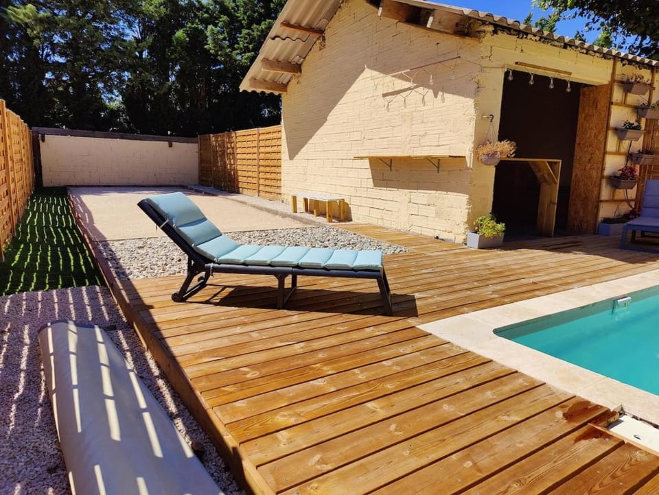Swimming pool, sunbed