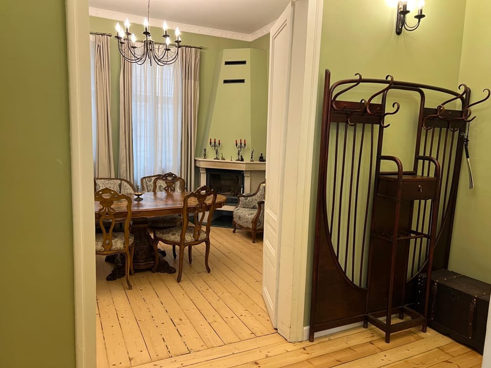 Living room, Photo of the whole room