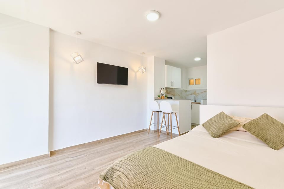 Bed, TV and multimedia, Bedroom