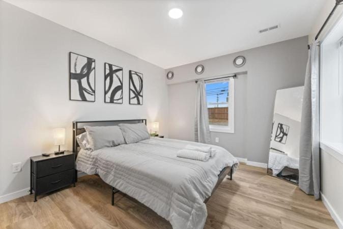 Two Dulles homes 1 price sleeps 16 w/EV parking House in Centreville