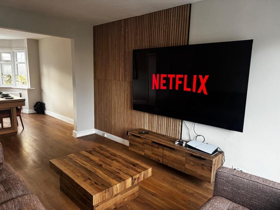 Modern 3-Bedroom House with Private Parking House in Harrow