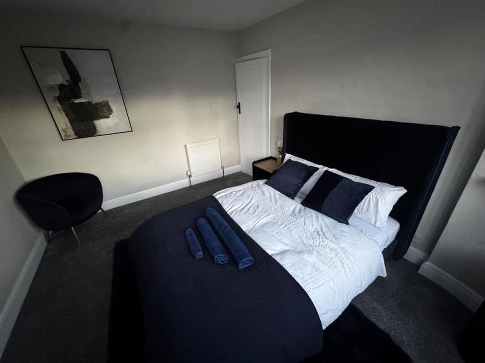 Modern 3-Bedroom House with Private Parking House in Harrow