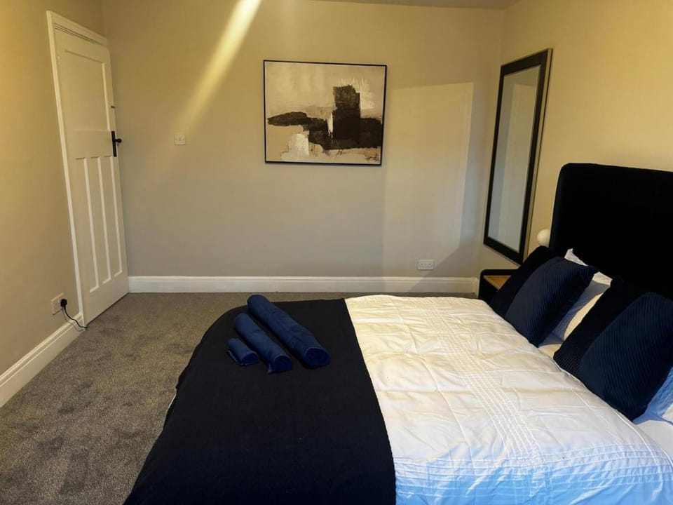 Modern 3-Bedroom House with Private Parking House in Harrow