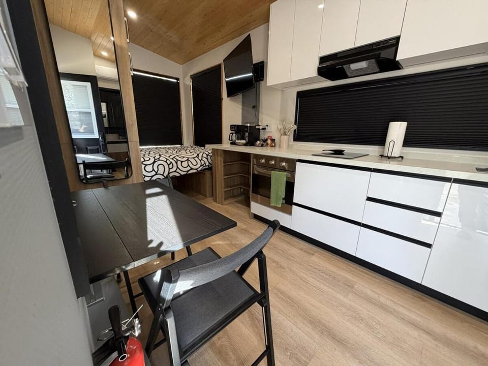 TV and multimedia, Kitchen or kitchenette, Dining area, oven, stove