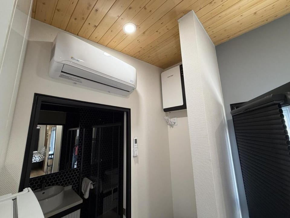 Bathroom, air conditioner